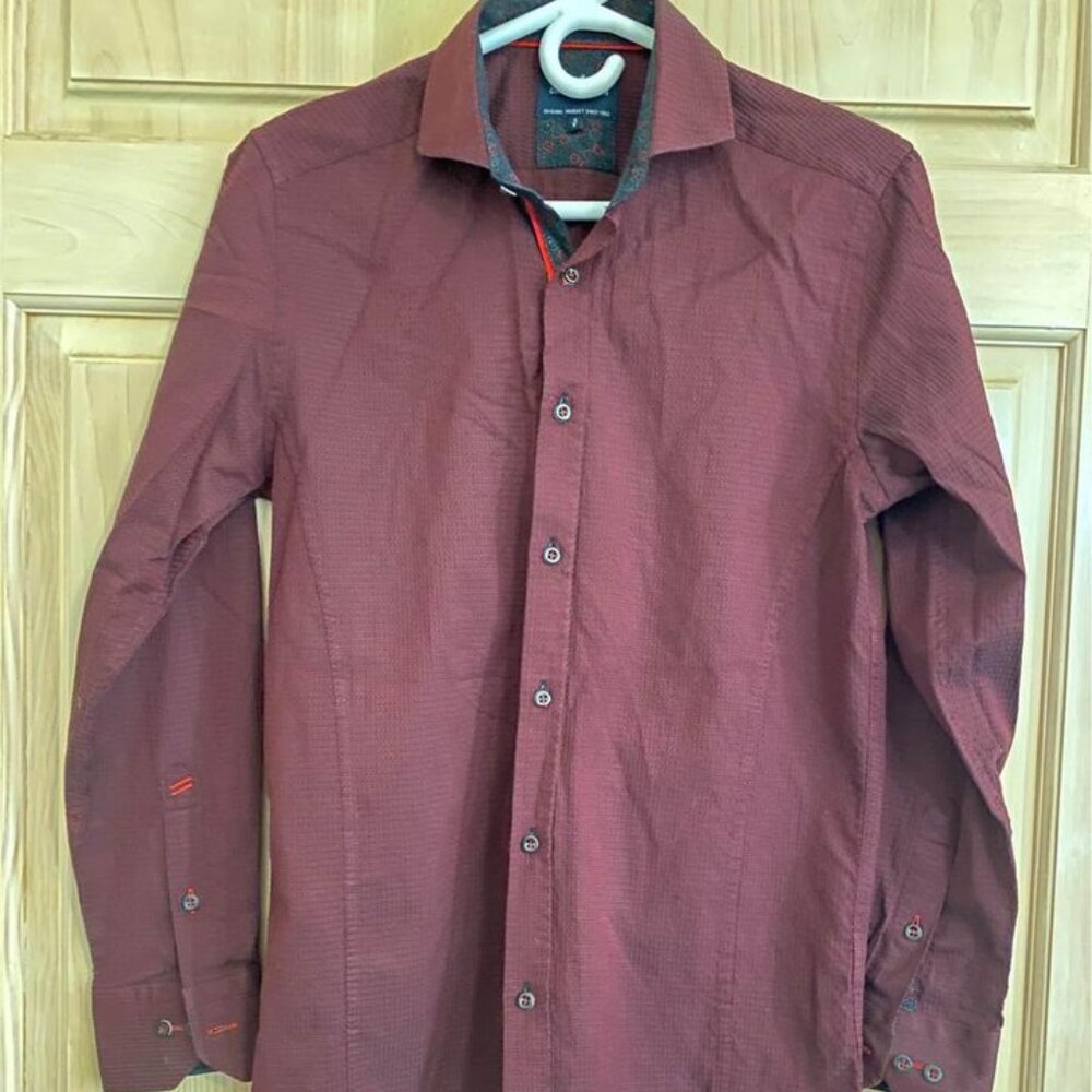 Men’s DANIEL HECHTER Paris long sleeved button down shirt. Size Small. Like New